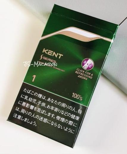 在文学和艺术作品中，烟绿色（通常指的是一种带有灰蓝色调的绿色）往往具有特定的象征意义